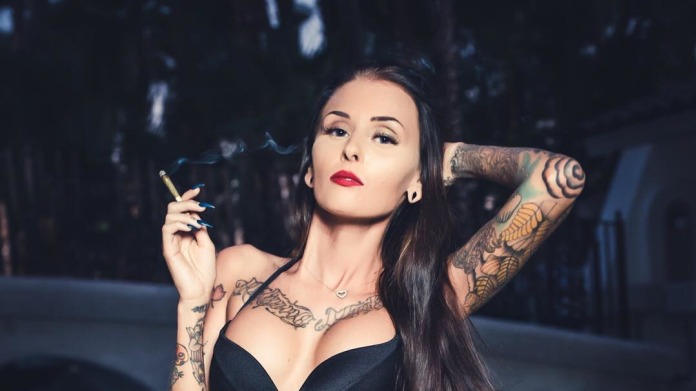 Modelka kouří trávu 1 Modelka kouří trávu 1