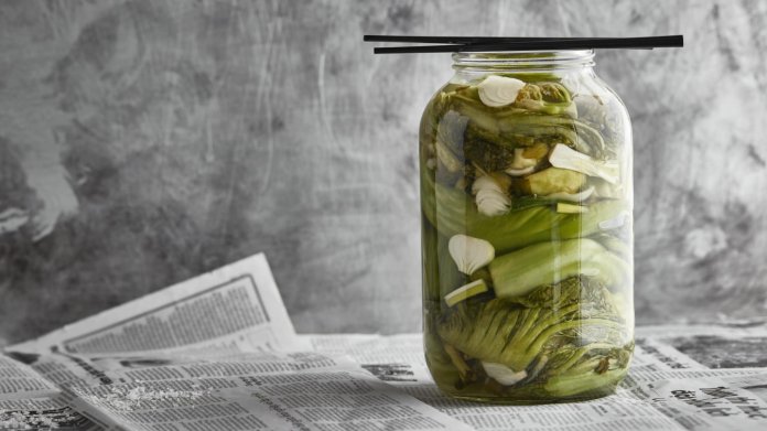 Kysaný pak choi salát s jarní cibulkou Kysaný pak choi salát s jarní cibulkou