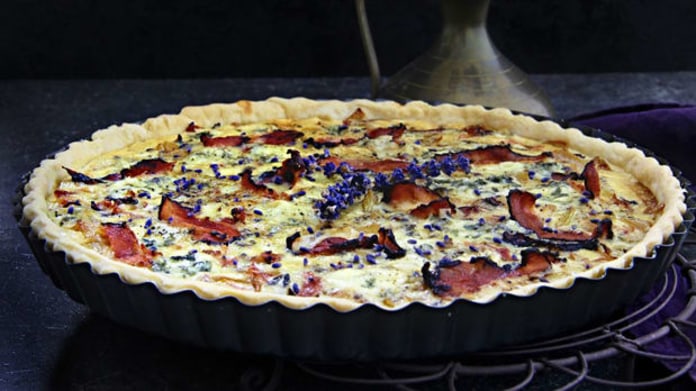 Cibulový quiche s gorgonzolou, slaninou a levandulí Cibulový quiche s gorgonzolou, slaninou a levandulí