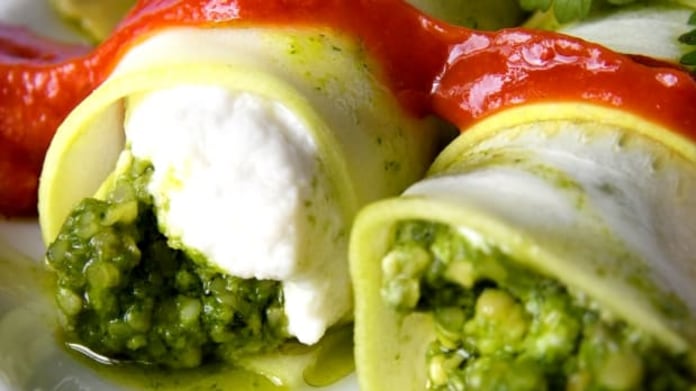 Cuketové cannelloni s pestem a mandlovou ricottou Cuketové cannelloni s pestem a mandlovou ricottou
