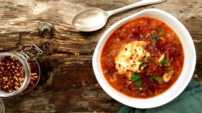 Španělská česnečka “Sopa de ajo” se ztraceným vejcem Španělská česnečka “Sopa de ajo” se ztraceným vejcem