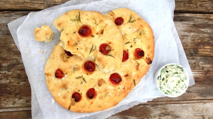 Focaccia s opečeným česnekem a rajčátky Focaccia s opečeným česnekem a rajčátky