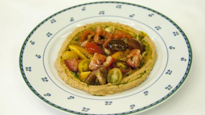 Cizrnový hummus se sušenými rajčaty podle šéfkuchaře Radka Davida. Cizrnový hummus se sušenými rajčaty podle šéfkuchaře Radka Davida.