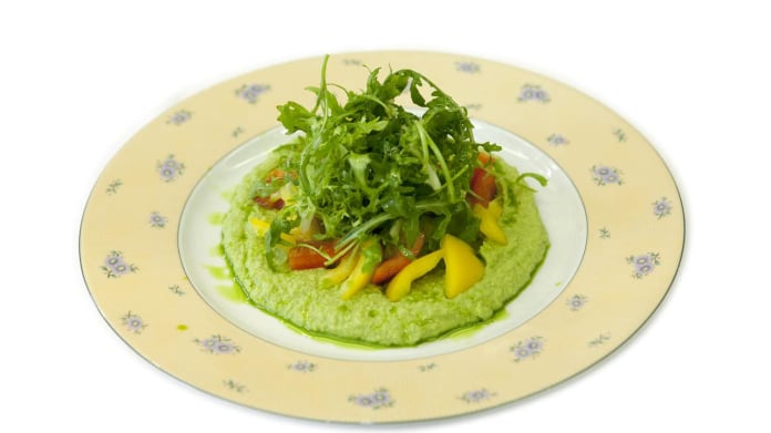Hummus osvěžený čerstvou petrželovou natí a petrželovým olejem. Hummus osvěžený čerstvou petrželovou natí a petrželovým olejem.