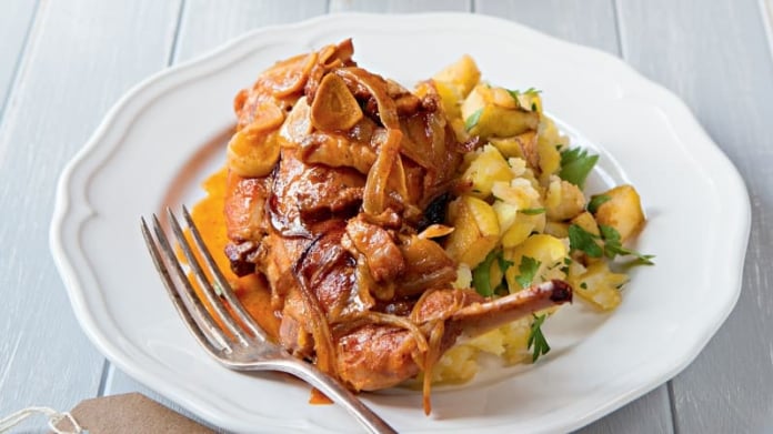 Králičí stehna v ciderové cibuládě a šťouchané brambory s jablky Králičí stehna v ciderové cibuládě a šťouchané brambory s jablky
