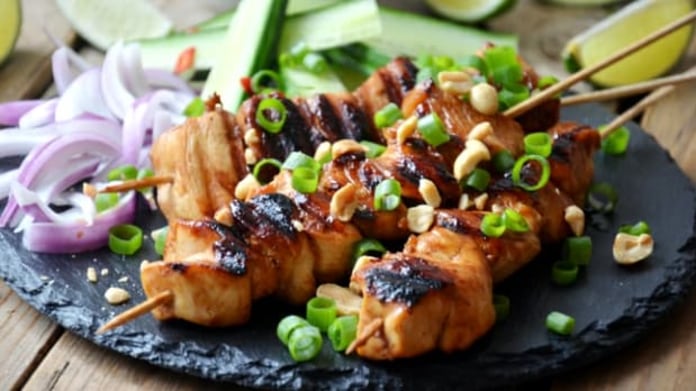 Kuřecí satay s arašídovou omáčkou Kuřecí satay s arašídovou omáčkou