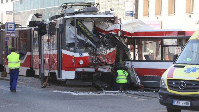 Drsné záběry z nehody tramvaje a trolejbusu v Brně. 1 Drsné záběry z nehody tramvaje a trolejbusu v Brně. 1