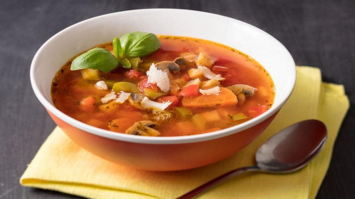 Polévka minestrone s červenou pšenicí Polévka minestrone s červenou pšenicí