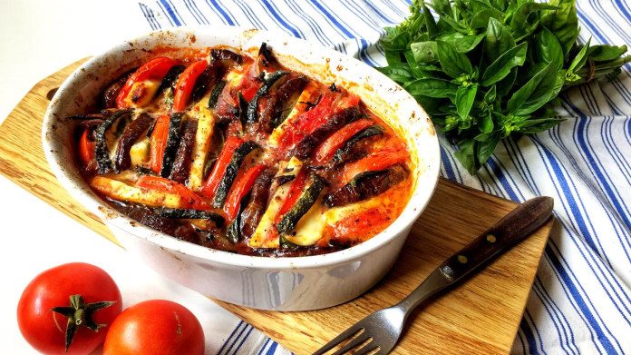 S Klárou v kuchyni: Zeleninový pekáček se sýrem halloumi S Klárou v kuchyni: Zeleninový pekáček se sýrem halloumi