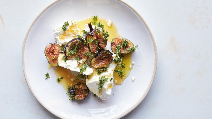 Feta s restovanými fíky, tymiánem a medem Feta s restovanými fíky, tymiánem a medem