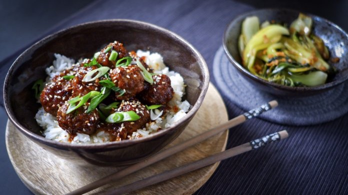 Teriyaki kuličky z mletého masa s restovaným pak choi Teriyaki kuličky z mletého masa s restovaným pak choi