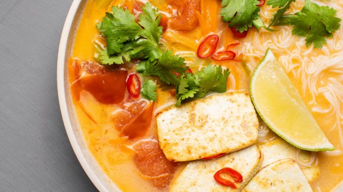 Pikantní thajská polévka s tofu a rýžovými nudlemi Pikantní thajská polévka s tofu a rýžovými nudlemi