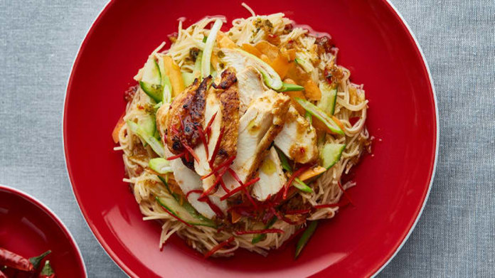 Thajský salát s Vermicelli Thajský salát s Vermicelli