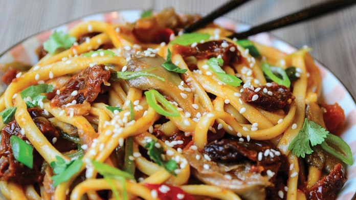 Nudle udon s hlívou ústřičnou a rajčaty Nudle udon s hlívou ústřičnou a rajčaty