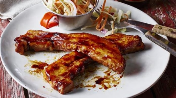 Vepřové plátky s BBQ teriyaki omáčkou, salátem Coleslaw a hranolkami Vepřové plátky s BBQ teriyaki omáčkou, salátem Coleslaw a hranolkami