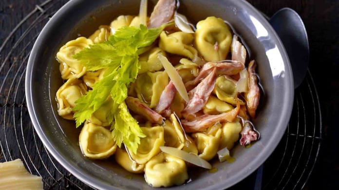 Vývar s tortellini a trhaným masem Vývar s tortellini a trhaným masem
