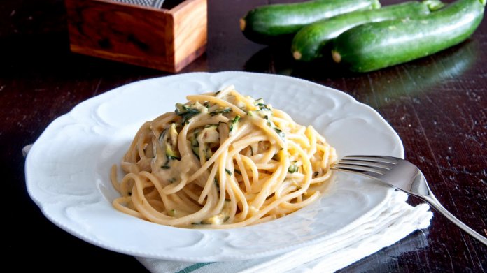 Spagheti alla Nerano s cuketou a sýrem dle neapolského šéfkuchaře Spagheti alla Nerano s cuketou a sýrem dle neapolského šéfkuchaře