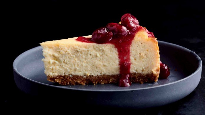 Cheesecake s bílou čokoládou a brusinkovým kompotem Cheesecake s bílou čokoládou a brusinkovým kompotem
