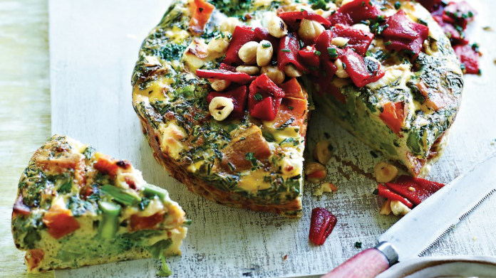 Frittata s kozím sýrem, batáty a pořádnou porcí zeleniny Frittata s kozím sýrem, batáty a pořádnou porcí zeleniny