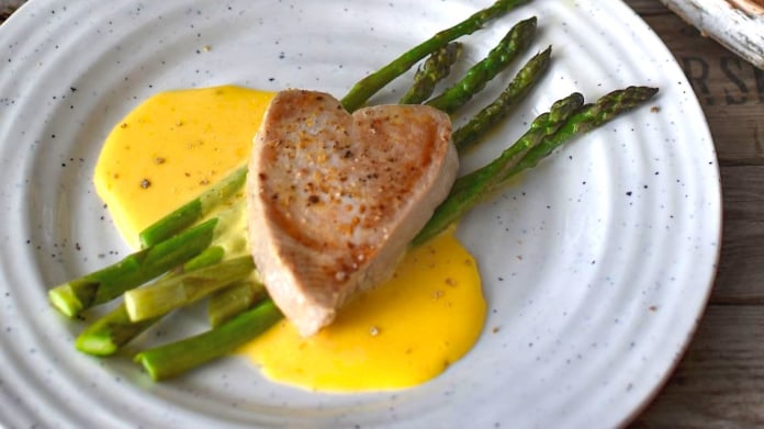 Tuňákový steak s chřestem a holandskou omáčkou Tuňákový steak s chřestem a holandskou omáčkou