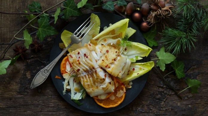 Restovaný halibut s fenyklovým salátem Restovaný halibut s fenyklovým salátem