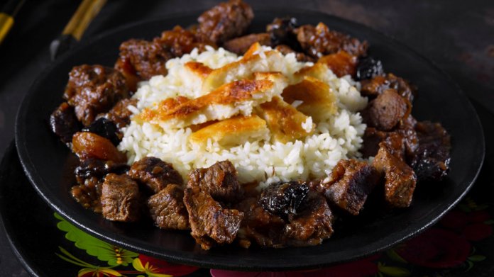 Ázerbajdžánský rýžový plov s jehněčím masem a sušeným ovocem Ázerbajdžánský rýžový plov s jehněčím masem a sušeným ovocem