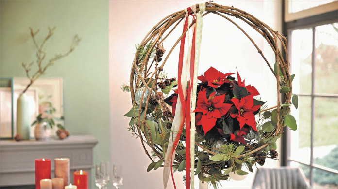 DIY závěsný vánoční věnec s vánoční hvězdou DIY závěsný vánoční věnec s vánoční hvězdou