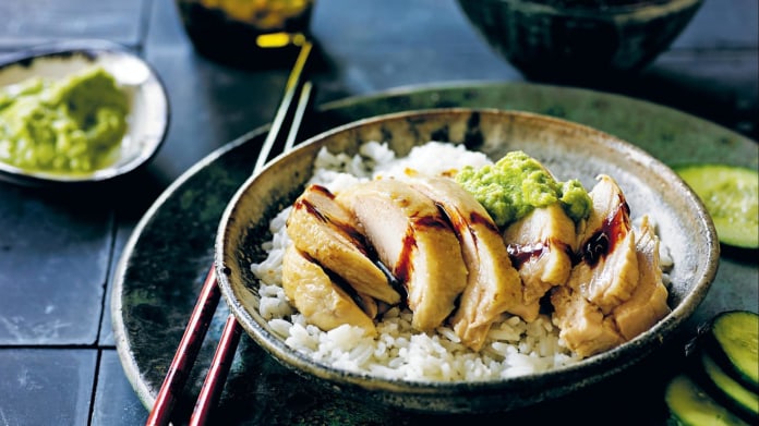 Kuře se zázvorem, jarními cibulkami a aromatickým vývarem z pomalého hrnce Kuře se zázvorem, jarními cibulkami a aromatickým vývarem z pomalého hrnce