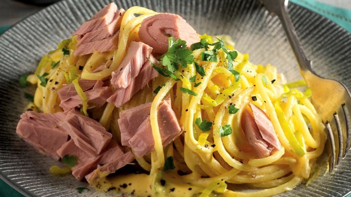 Špagety carbonara s tuňákem a pórkem Špagety carbonara s tuňákem a pórkem