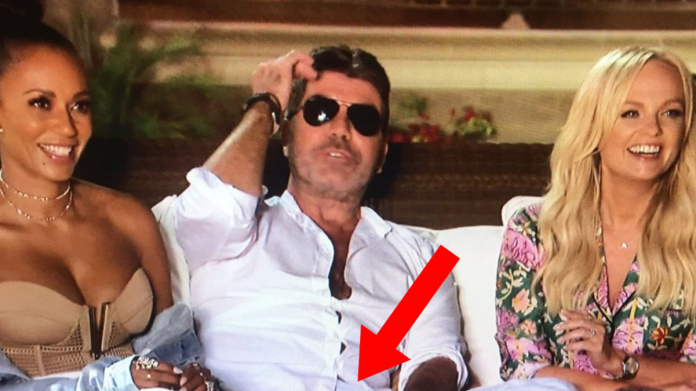 Simon Cowell má slušný trapas Simon Cowell má slušný trapas