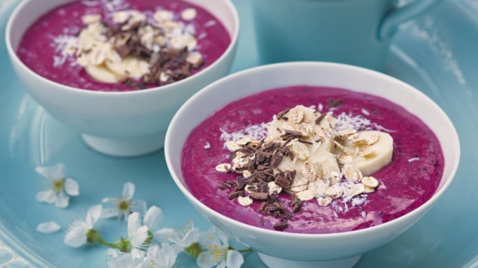 Smooothie bowl s drobným ovocem a mandlemi Smooothie bowl s drobným ovocem a mandlemi