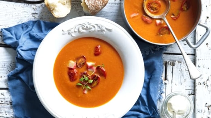 Rajčatová polévka s krabími tyčinkami Rajčatová polévka s krabími tyčinkami