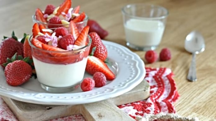 Panna cotta s jahodovo-malinovým přelivem Panna cotta s jahodovo-malinovým přelivem