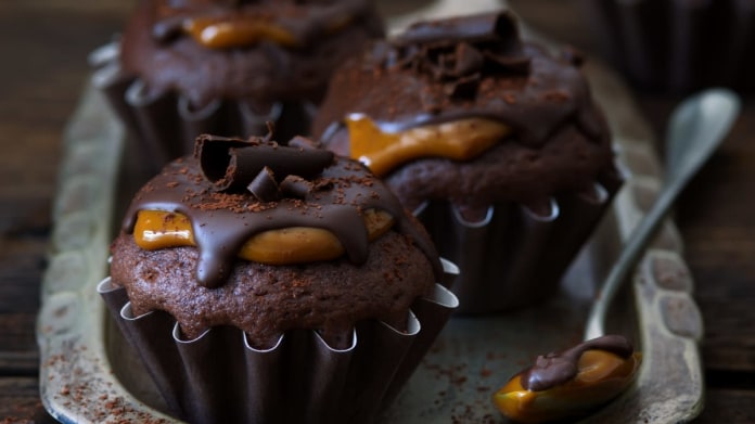 Čokoládové cupcakes s karamelovou polevou Čokoládové cupcakes s karamelovou polevou