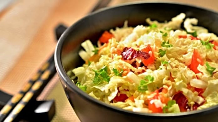 Salát z pekingského zelí se sezamem a chilli Salát z pekingského zelí se sezamem a chilli