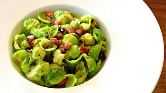 Salát z růžičkové kapusty se švestkami a chilli Salát z růžičkové kapusty se švestkami a chilli