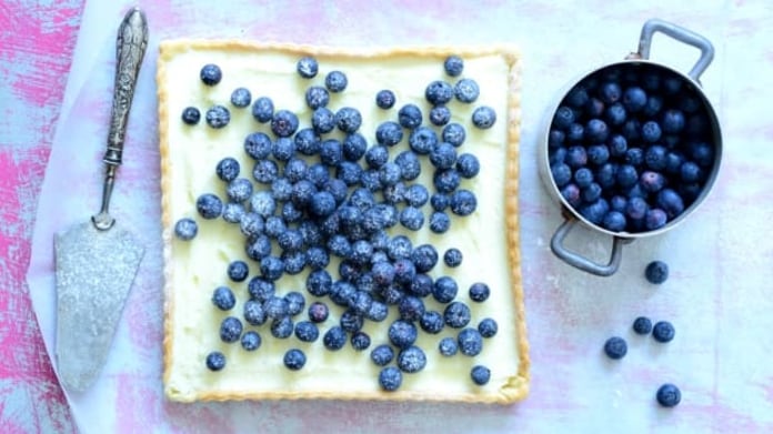 Křehký koláč s borůvkami a mascarpone Křehký koláč s borůvkami a mascarpone