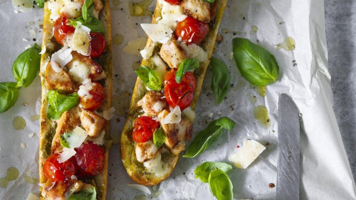 Zapečená bagetka jako pizza s pestem a kuřecím masem Zapečená bagetka jako pizza s pestem a kuřecím masem