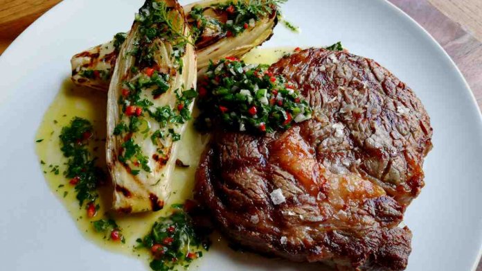 Vysoký roštěnec na grilu s chimichurri salsou a pečenou čekankou Vysoký roštěnec na grilu s chimichurri salsou a pečenou čekankou