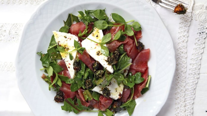 Falešné olivy z pampeliškových poupat a pravá bresaola Falešné olivy z pampeliškových poupat a pravá bresaola