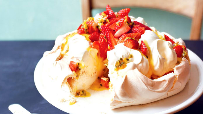 Pavlova s čerstvými jahodami a krémem z mučenky Pavlova s čerstvými jahodami a krémem z mučenky