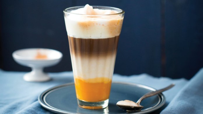 Dýňové latte macchiato s kořením Dýňové latte macchiato s kořením