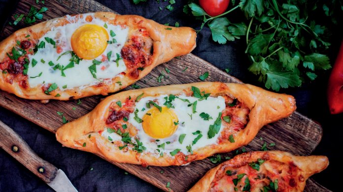Peynirli Yumurtali Pide – plněný turecký chléb Peynirli Yumurtali Pide – plněný turecký chléb