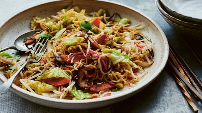 Rychle smažené japonské nudle Yakisoba / Yakiudon Rychle smažené japonské nudle Yakisoba / Yakiudon