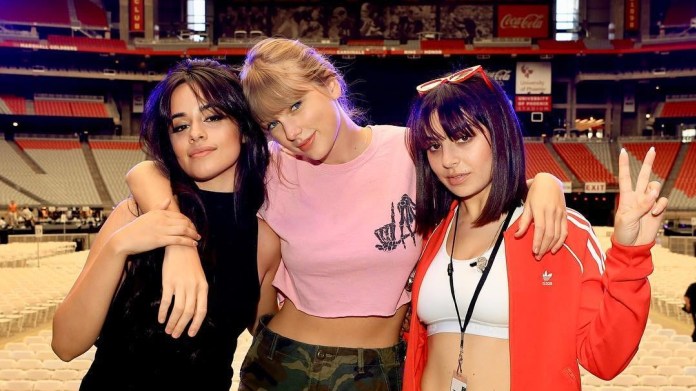 Zpěvačku na turné doprovází i exotická kráska Camila Cabello Zpěvačku na turné doprovází i exotická kráska Camila Cabello