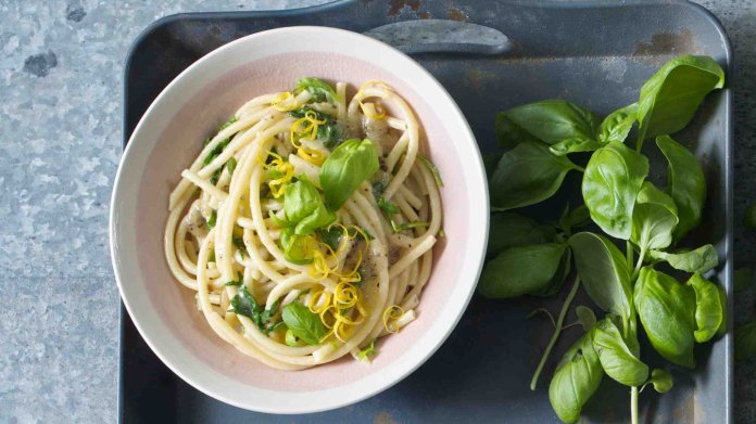 Těstoviny Cacio e Pepe s rukolou a citronem Těstoviny Cacio e Pepe s rukolou a citronem