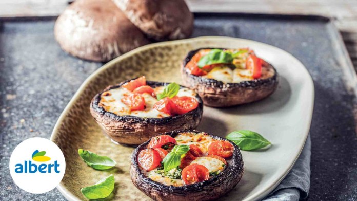 Grilované houby portobello s mozzarellou a cherry rajčaty Grilované houby portobello s mozzarellou a cherry rajčaty