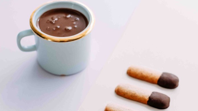 Chai horká čokoláda a skořicové sušenky Chai horká čokoláda a skořicové sušenky