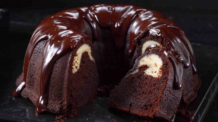 Čokoládová bábovka s cheesecake náplní Čokoládová bábovka s cheesecake náplní
