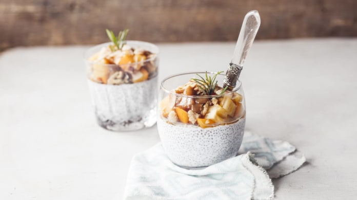 Veganský chia pudink s kaki a ořechy Veganský chia pudink s kaki a ořechy